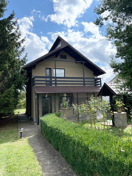 Prahova, casa mare P+1+M- 193 mp construiti, teren 1599 mp, in Brebu